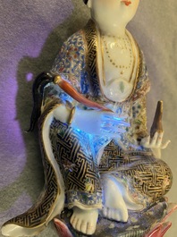 Une figure d'une femme assise sur un tr&ocirc;ne de lotus en porcelaine de Chine famille rose, 19&egrave;me